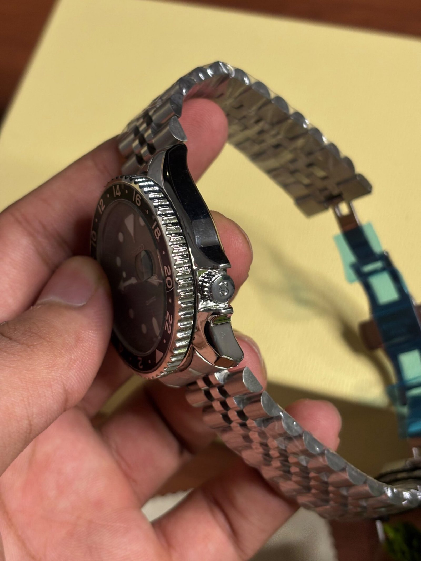 SEIKO GMT SILVER GREEN DIAL - Image 2