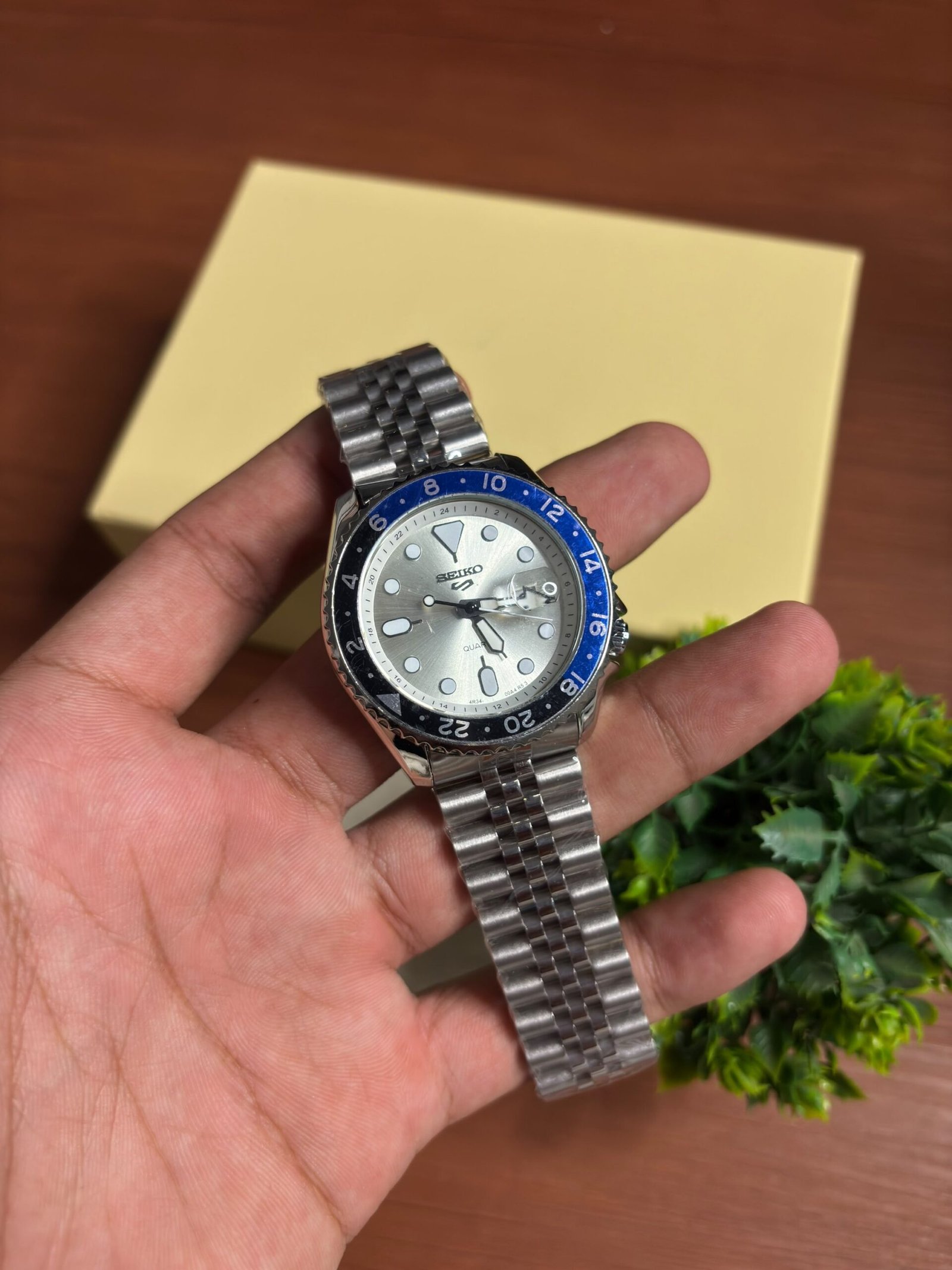 SEIKO GMT SILVER WHITE DIAL BLUE BEZEL - Image 2