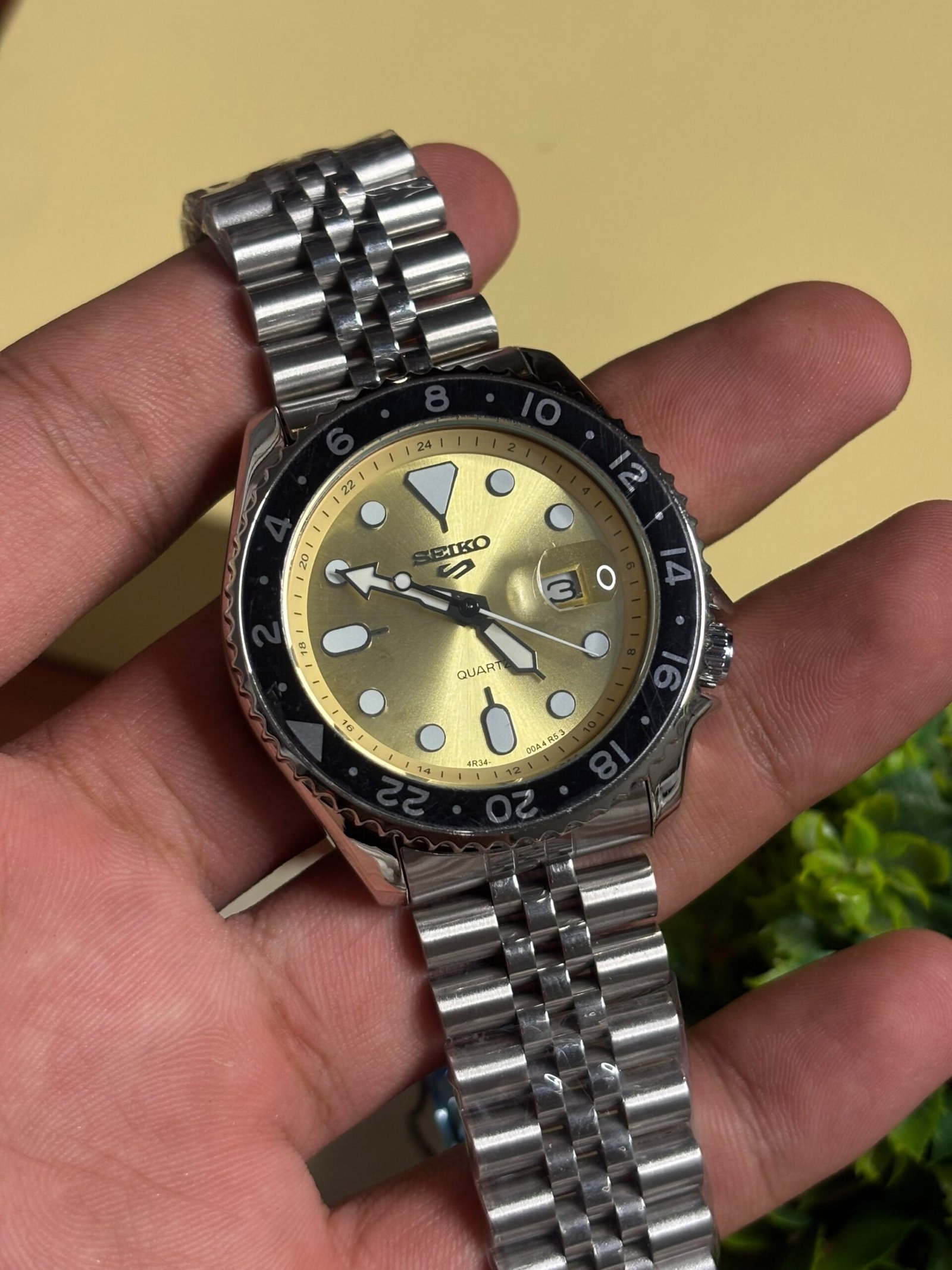 SEIKO GMT MASTER SILVER YELLOW DIAL - Image 2